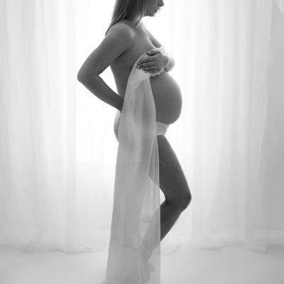 Maternity photoshoot. Mum-to-be and bump. Photographer Cheryl Catton at home studio in Woking. Black and white.