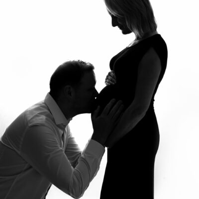 Maternity photoshoot. Mum-to-be and husband. New parents / Parents-to-be. Photographer Cheryl Catton at home studio in Woking